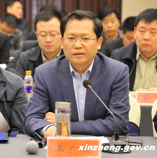 市委书记王广国向与会领导专家介绍我市推行新型城镇化的经验做法